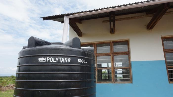 V minulém roce jsme SŠ Jakaya dopomohli k pořízení vodního tanku na