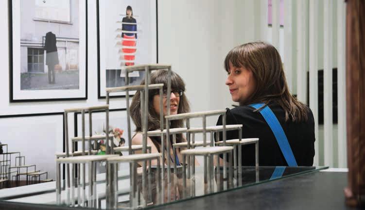 54 GALERIE SEŠIT 2 ARTPLUS.CZ uzavřeným koridorem, který připomíná trávicí ústrojí, a je veden k videu Stomach of the World, které metaforicky zpodobňuje lidský svět.