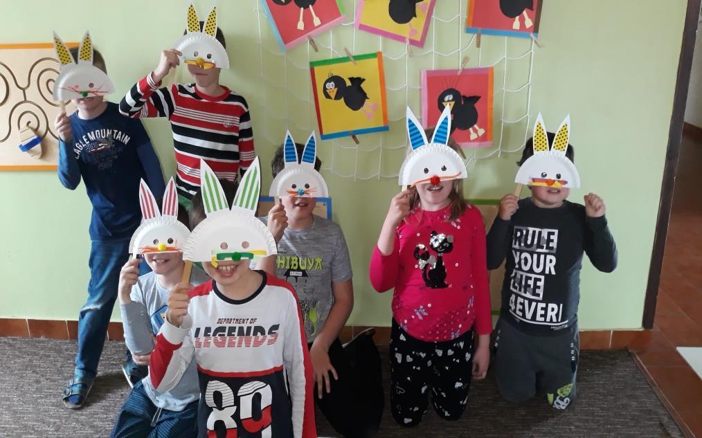 Minilekce angličtiny ve školní družině Zábavnou minilekci anglického jazyka zažily před Velikonocemi děti ze školní družiny. Akce se odehrála za slunečného počasí na školní zahradě.
