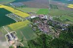 Vltavou, 20 km západně od města Neratovicea 22km severně od centra hl. města Prahy. Kolem Obec Větrušice je neprůjezdnou obcí a jedinou komunikací vedoucí do obce je silnice III. třídy č.