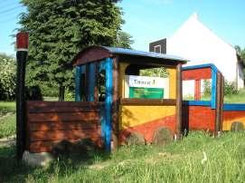 Nové hřiště v Tachově Dětské hřiště v obci Tachov je bohatší o další atrakci, a to dřevěnou mašinku s vagonkem.