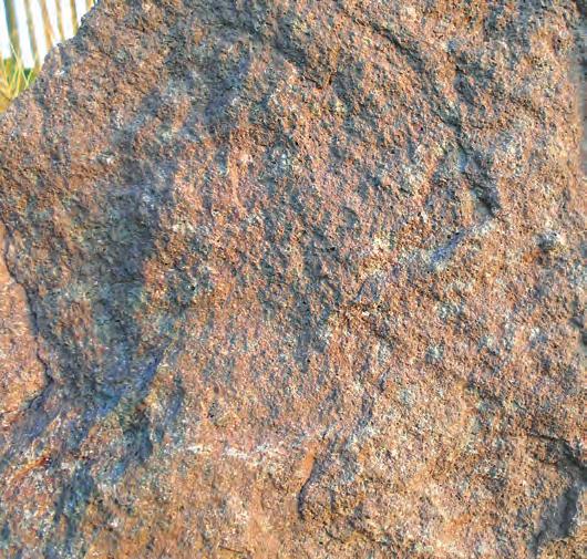 Ignimbrit pak označuje horninu usazenou ze žhavé pyroklastické laviny, tvořené úlomky pemzy (bílé útržky v růžové hornině), lávy a krystalů, promísené se sopečnými
