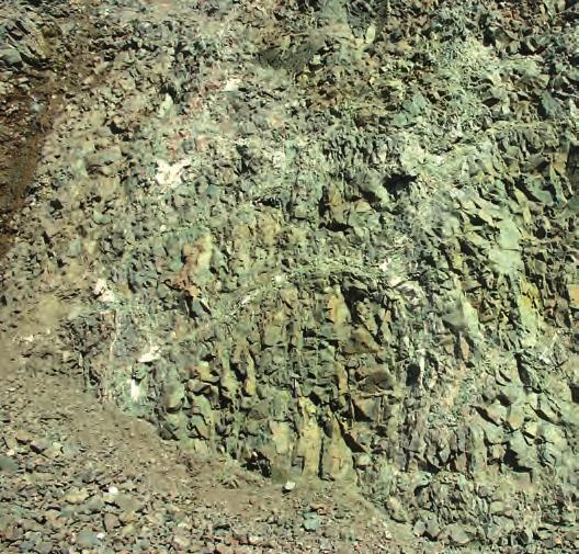 Zatímco běžné bazalty vznikly ve třetihorách, já jsem o více než 250 milionů let starší, neboť mé lávy se vylévaly na zemský povrch v u na konci prvohor.