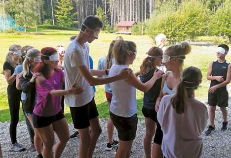 17 Prostřednictvím týmových her a jazykové animace se účastníci letního tábora z Česka a Německa rychle spřátelili. (Foto: Mirka Reifová) www.ahoj.info www.facebook.com/ahoj.info www.youtube.