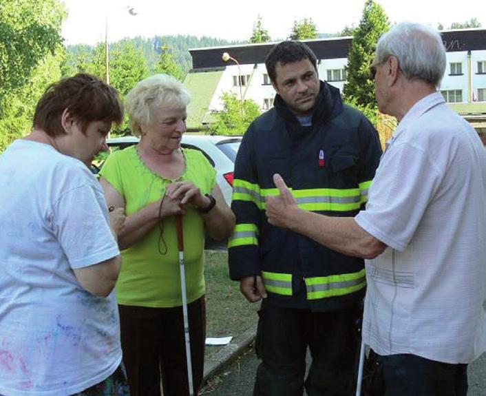 Poskytujte kontakty na podpůrné skupiny pro sluchově postižené (např. skupiny pro lidi v krizi, skupiny pro pozůstalé). Informace o důležitých schůzkách by měly být v písemné formě.