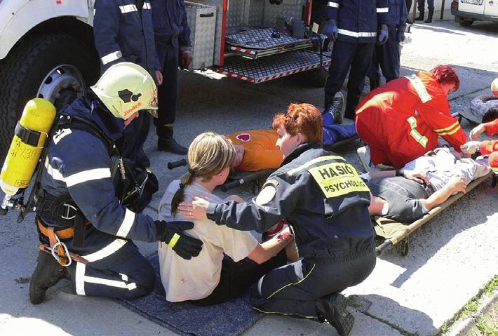 58 Pokud chceme člověka zvednout z invalidního vozíku, nebo jej na něj usadit, vždy se jej musíme se zeptat, jak ho můžeme uchopit.