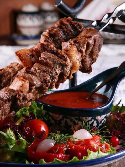 23 OBĚDOVÁ MENU Čtyřchodové menu D Pečený kozí sýr v těstíčku s polníčkem Tradiční bramborová polévka s liškami Pečené vepřové koleno s dvěma druhy hořčice, křenem a nakládanou zeleninou Jablečný