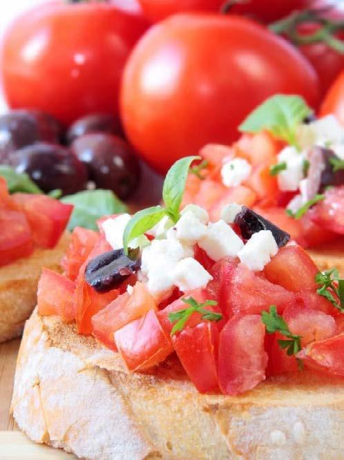 28 CHUŤOVKY A KOKTEJLY ŠPÍZY Minimální konzumace 10 kusů 40 CZK za kus Mini špíz s čabajskou klobásou, okurkou a nakládanou cibulí Mozzarella se sladkou chilli omáčkou zabalenou v parmské šunce