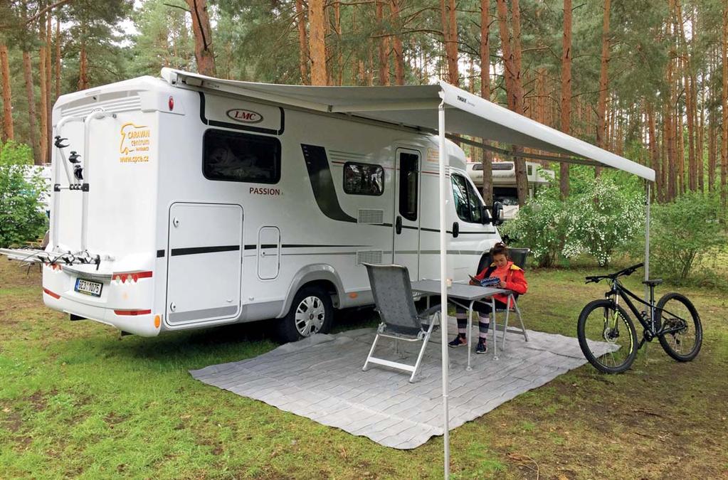 komfort ve dvou. Obytný vůz je postaven na podvozku Fiat Ducato 35.