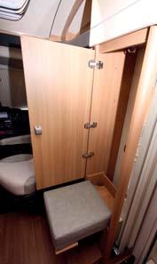 nabízí LMC Breezer Van V 643 G Délka 6,76 cm Šířka 2,22 cm Výška 2,7 cm Celková hmotnost 3 500 kg Doložnost 640 kg Počet míst na jízdu 4 Počet míst na spaní 2