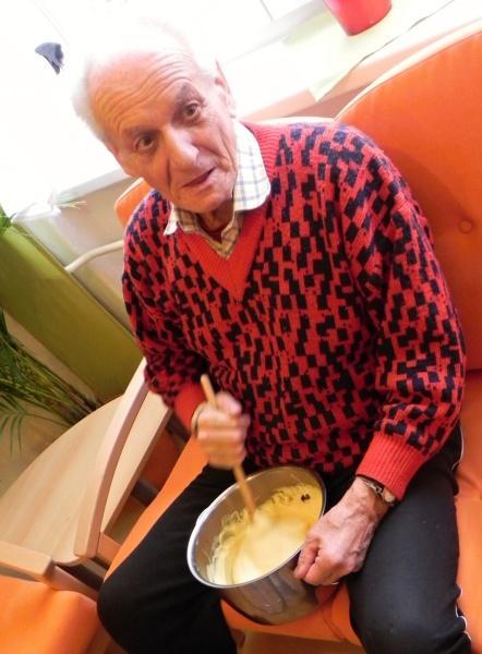 Práce nám šla skvěle od ruky. Nejdříve se uvařil puding, který pan Mazur obohatil o notnou dávku Rumu.