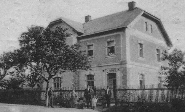 Kam se chodilo na nákup. Starý obrázek ukazuje, že jedním z prvních obchodů byl v čp. 26, tedy v modrém domě proti dnes vyhořelé hospodě Na mlýně, tehdy U sokola a patřil Jaroslavu Pánkovi.