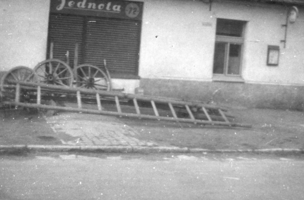 Potom se v padesátých letech zmohlo Městečko na samostatný krám. Byla to plechová stavba, postavená na pozemku Jirotů a Jednota v něm prodávala až někdy do devadesátých let.
