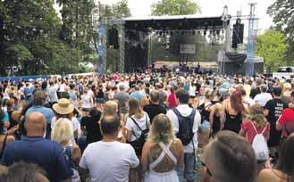 Olomoucký kraj KRAJÁNEK červenec/srpen 2019 kultura a volný čas 11 Léto ve Šternberku: hudební festival i divadlo Jedinečnou atmosféru areálu šternberského hradu využívá projekt Šternberské kulturní