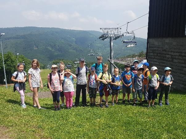 POZNÁVACÍ VÝLET KLÍNY Farmička u Kačky Cíl výletu: poznávání přírody kolem nás, zvířat na farmě Dne 11. 6. 2019 vyrazily třídy 2. B a 6.