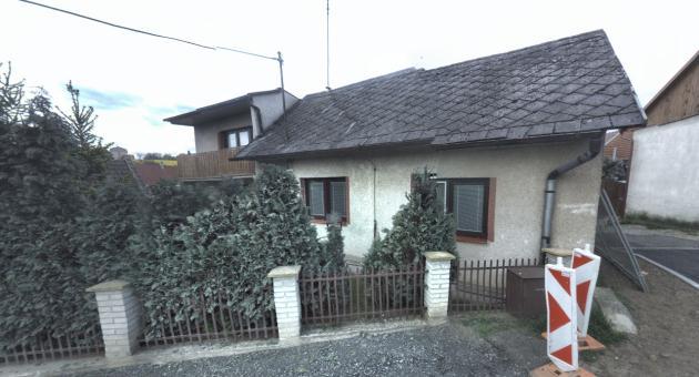 000,00 Kč/m 2 Bodové zhodnocení dle míry shody: 1 stavba podobná, plocha pozemků jen o trochu menší Vyhodnocení ceny a její úpravy: Výpočet váženého průměru cen z uvedených příkladů nabídek prodejů: