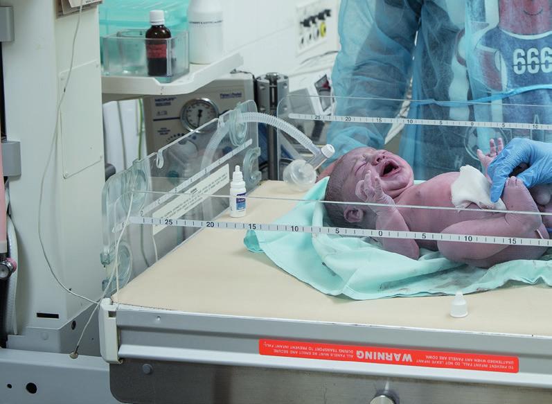 Porodní oddělení Porodní oddělení je místem, kde se maminka zotavuje po porodu, naučí se správně pečovat o miminko, přikládat ho k prsu a kojit.