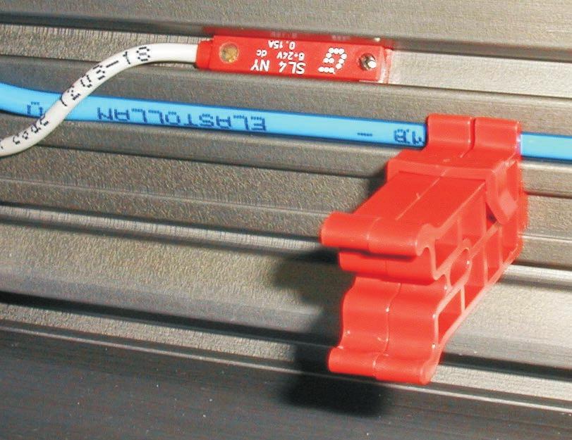 Follow the sequence in the pictures to mount the clip.