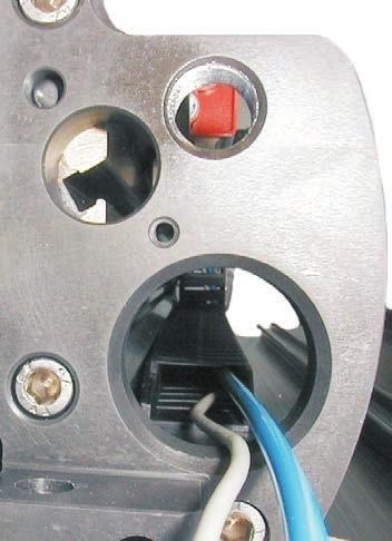 Energetický řetěz Na jedné straně jednotky je možné pod boční kryt nainstalovat energetický řetěz.