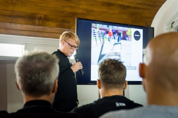 kreativní ředitel Designbloku, Jan Petrášek, technický ředitel ve společnosti Halla, ve které zhmotňuje nápady a myšlenky designérů do