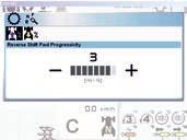 Inteligentní volba převodu na displeji v A sloupku u verze CIS Citlivost převodovky REVERSHIFT. Traktor reaguje při změně směru jízdy různě v závislosti na způsobu využití a zatížení.