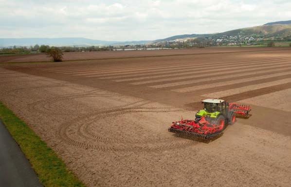 Neustále ve správné stopě. Navigační systémy CLAAS. Zvýšení kvality práce. Automatické řízení také na souvrati. Systémy řízení CLAAS odlehčují řidiče. Ukazují mu výhledově směr, příp.