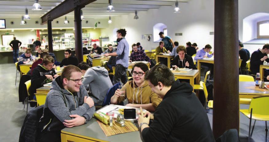 05 Stravování Studenti se nejčastěji stravují v MENZE, což je vysokoškolské stravovací zařízení, kde si vybíráš z několika jídel za relativně dobré ceny a kde můžeš platit nejen v hotovosti, ale i