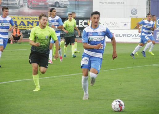 4 PODZIM 2019 OKÉNKO DO MINULÉHO KOLA FK Ústí nad Labem 1.SK Prostějov 3:1 (0:0) Branky: 58. Matějka, 84. Miskovič, 87. Krátký 79. Šteigl 1.SK Prostějov: Bréda Zapletal (71.