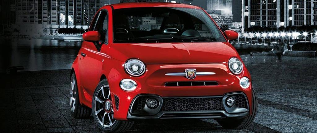 Pakety Kód Urban Zadní parkovací senzory Senzor deště a stmívání Red Polep boků s nápisem ABARTH, lem nárazníků a kryty vnějších zpětných zrcátek v červené barvě Červené brzdové třmeny Brembo Black