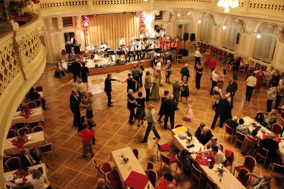 Senior klub Zajišťujeme zájmové, vzdělávací a volnočasové aktivity v rozsahu: trénování paměti, kondiční cvičení na židlích, míčích, na žíněnkách, při hudbě, jóga, plavání a cvičení v bazénu, zpívání