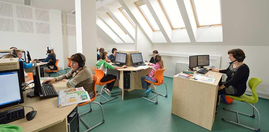 1 ÚVOD Tento dokument popisuje možnosti celkové rekonstrukce učebny na novou moderní jazykovou laboratoř pro výuku cizích jazyků pro 24 studentů.