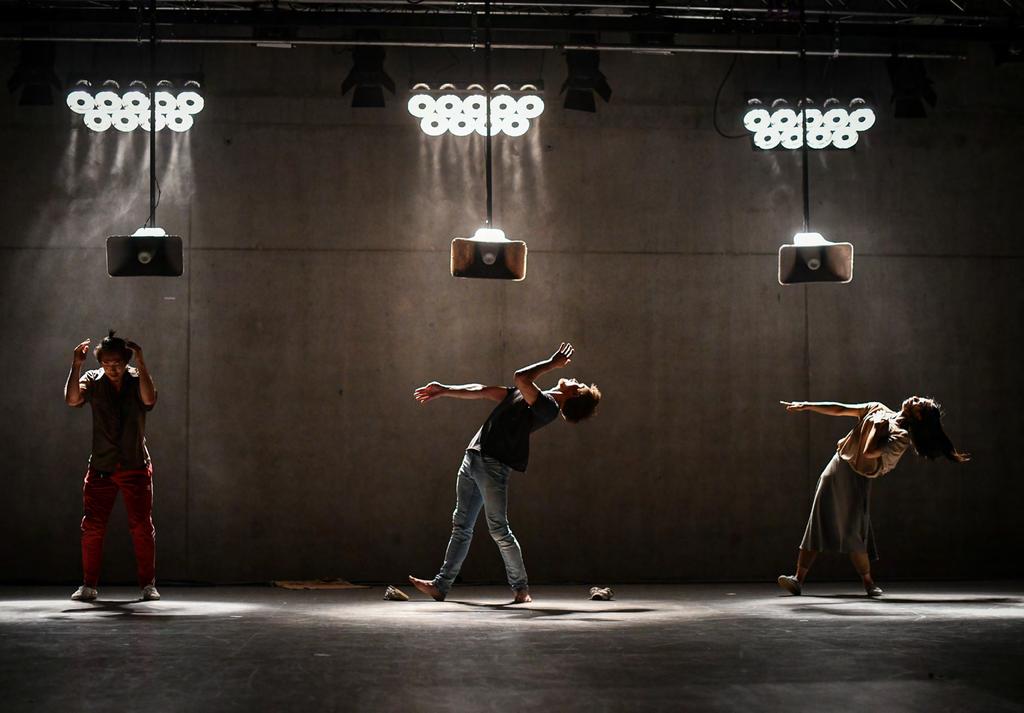 Scénická kompozice Útočiště balancuje na pomezí fyzického divadla a koncertu, jejímiž protagonisty je sedm výjimečných hudebních a tanečních performerů z různých zemí světa.