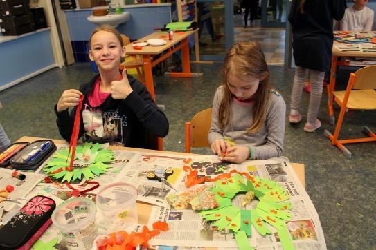 na prádlo, přáníčka, vánoční kapříky a hvězdy ze špejlí a vlny. Ty nejkrásnější výrobky byly vystaveny a prodávány na vánočním jarmarku. Přejeme vám všem další úspěšné tvoření. M.