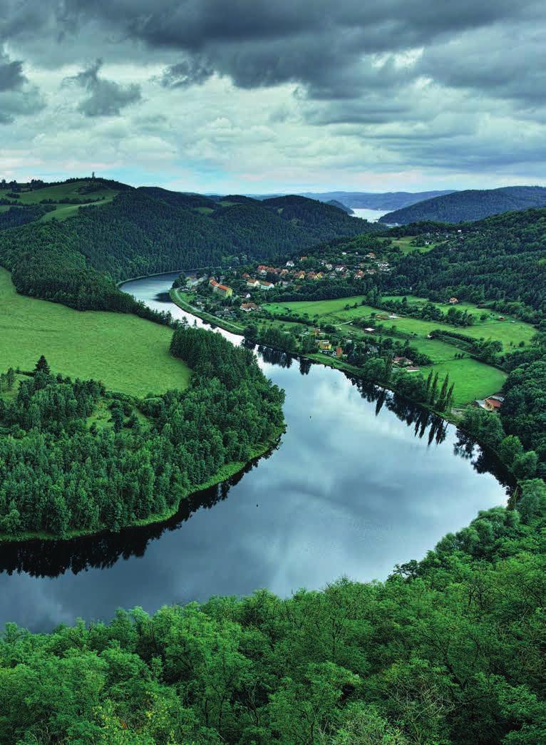 Solenice Vltava, životní prostředí a místa, která stojí za to navštívit Takzvaná Podkova, tvořená meandrující Vltavou pod přehradou Orlík u obce Solenice.