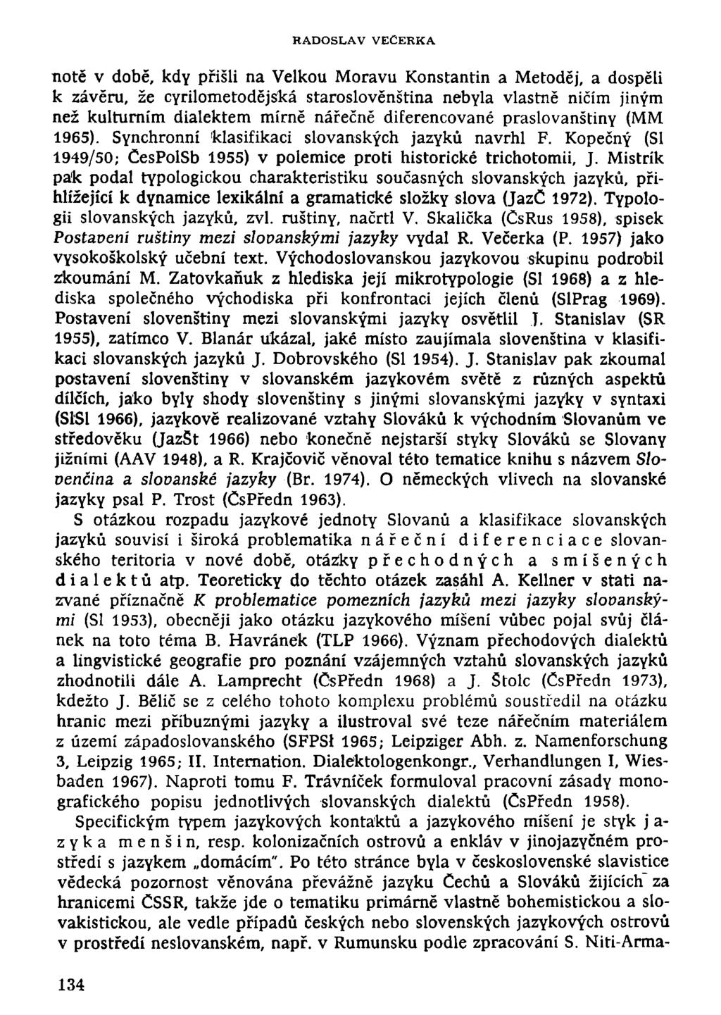 RADOSLAV VEČERKA notě v době, kdy přišli na Velkou Moravu Konstantin a Metoděj, a dospěli k závěru, že cyrilometodějská staroslověnština nebyla vlastně ničím jiným než kulturním dialektem mírně