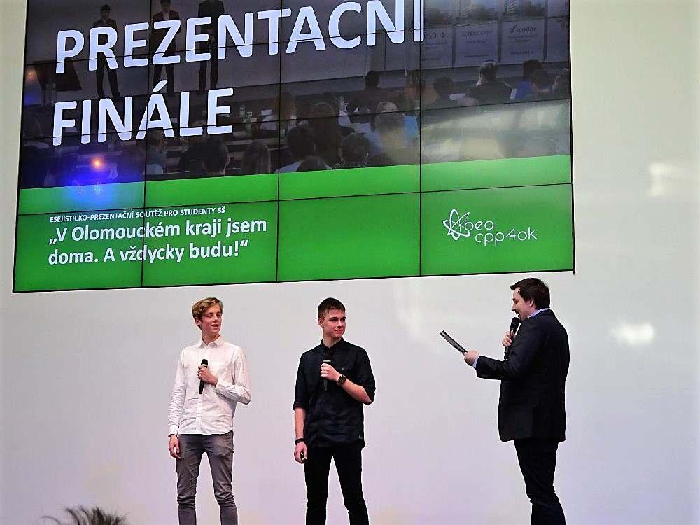 Soutěže se zúčastnilo celkem 15 týmů středních škol, které bojovaly před porotou o hodnotné ceny. A jak hodnotí akci soutěžící Tomáš Vacek z 1.B? Byla to dobrá zkušenost.