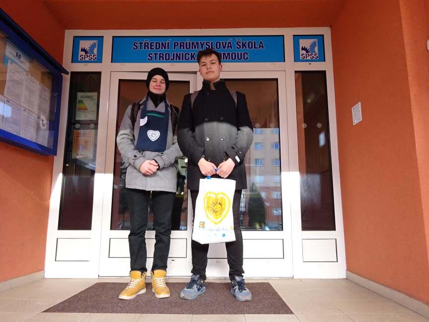 Sbírku podpořil i prodejce rychlého občerstvení ISTANBUL KEBAB na Komenského ulici 5 v Olomouci, kam jsme umístili kasičku dodanou z charitativní organizace Život dětem, a o kterou se starají šikovní