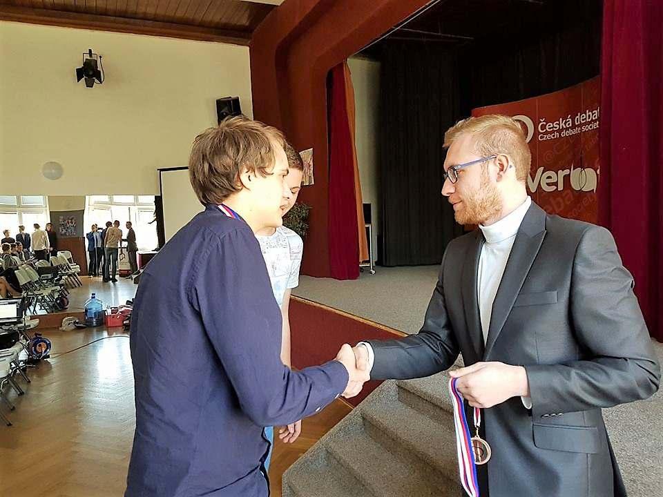 Strojaři vybojovali 3. místo v debatní soutěži V pátek 6. dubna se dva týmy z naší školy zúčastnily 3. ročníku debatní soutěže Olomoucká argubitka pořádané Českou debatní společností.