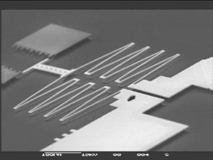 senzory, akční členy, řídící a vyhodnocovací elektronika jsou integrovány na jednom čipu - miniaturní až mikroskopické rozměry