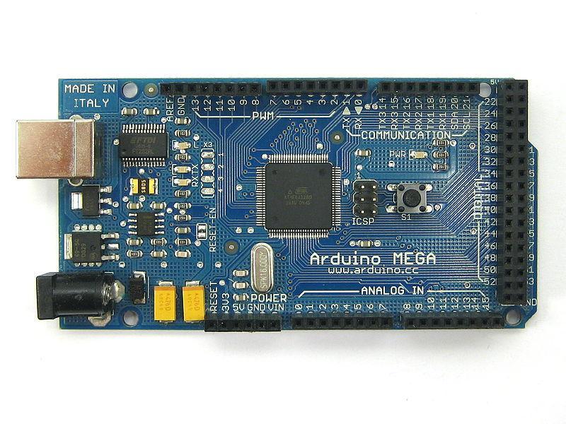 2.1.3 Arduino MEGA 2560 Arduino Mega je opakem verze Mini. Jedná se o zvětšenou verzi Uno, ke které přidává více pinů a výkonnější verzi procesoru.