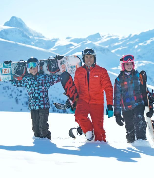 Sportovní aktivity Sportovní aktivity v rámci Vašeho pobytu Skupinová výuka (začátečníků až po pokročilé): Alpské lyžování (od 4 let) Snowboarding (od 8 let) Zimní zahrada (pro ty nejmenší) Lyžařský
