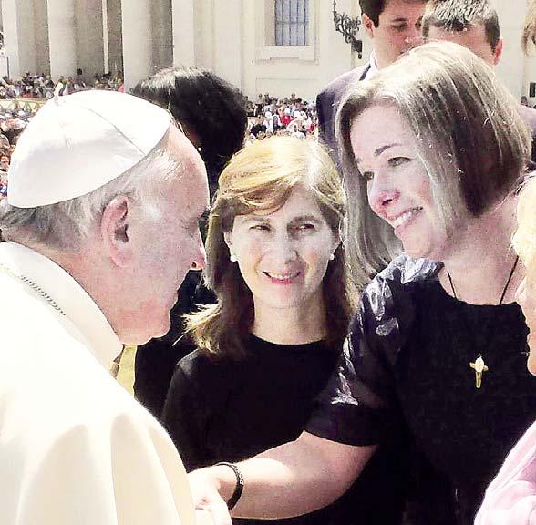 / 23 Manželka zakladatele: Toto dílo stojí na modlitbě JULIE MACFARLANE- -BARROW je Magnusovou ženou. Mají sedm dětí a žijí v malé skotské vesničce Dalmally.