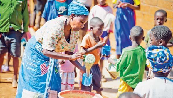 Snímek Mary s Meals ČR Kaši na místě vaří hlavně matky tamních školáků.