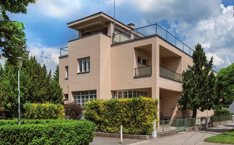 Kompletně zabezpečený dům je členěný do tří podlaží. Součástí prodeje je i částečné zařízení domu.