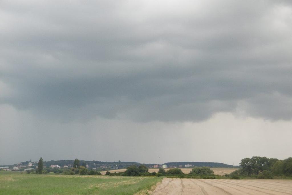 Ploché letní oblaky Cumulus humilis nabývají mnohdy zajímavých tvarů a fantazii se