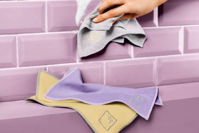nečistotu s minimem čisticího prostředku a vody 5 Speciální čisticí hadříky, 3 ks Hadřík na čištění 70 % polyester, 30 % polyamid.