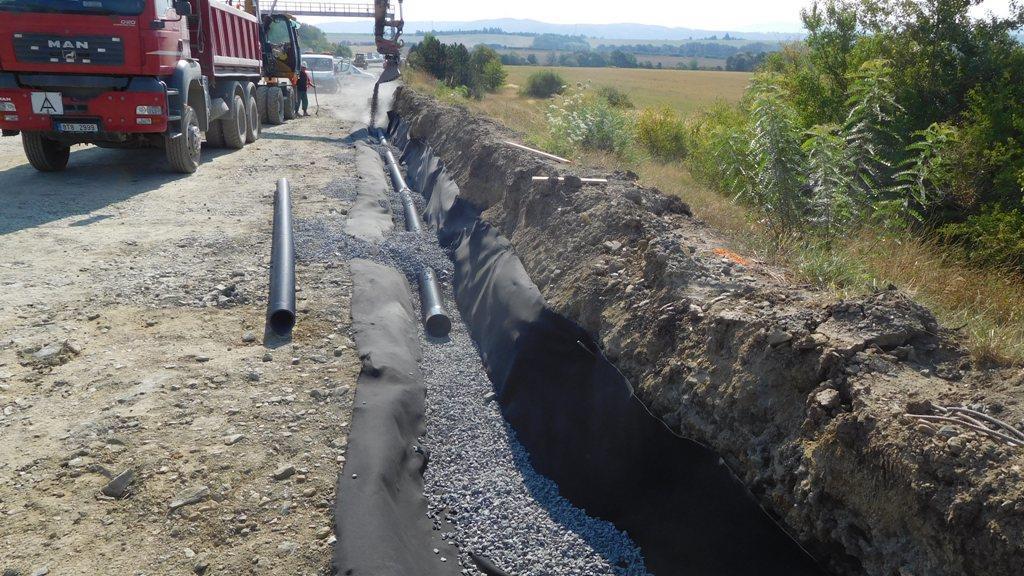 Prodloužení drenáží v místech hodně široké koruny zemního tělesa v