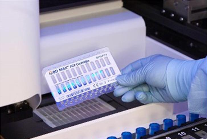 16. Umístěte požadovaný počet kazet k PCR BD MAX do systému BD MAX (viz obrázek 2): Na každé kazetě k PCR BD MAX lze provést 1 zpracování s maximálně 12 vzorky.