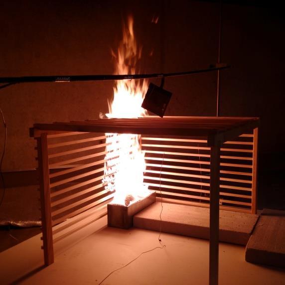 Kapitola 4: Experimentální část poţární experiment 0 spuštění hořáku na výkon 10 kw 900 snížení výkonu hořáku na 2 kw 1200 vypnutí hořáku, ukončení záznamu dat 1860 vypnutí videokamer V čase 0 sekund