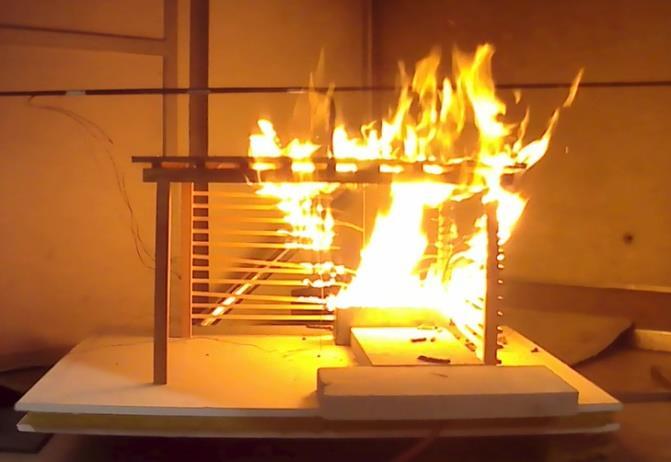 Kapitola 4: Experimentální část poţární experiment po vodorovném laťování a přispíval tak k rychlosti šíření poţáru. Ve 160.